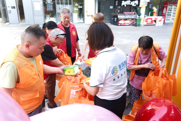 分發(fā)物資現(xiàn)場。重慶普瑞眼科醫(yī)院供圖