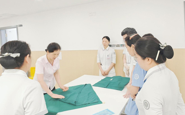 護(hù)理技能操作訓(xùn)練。重慶松山醫(yī)院供圖