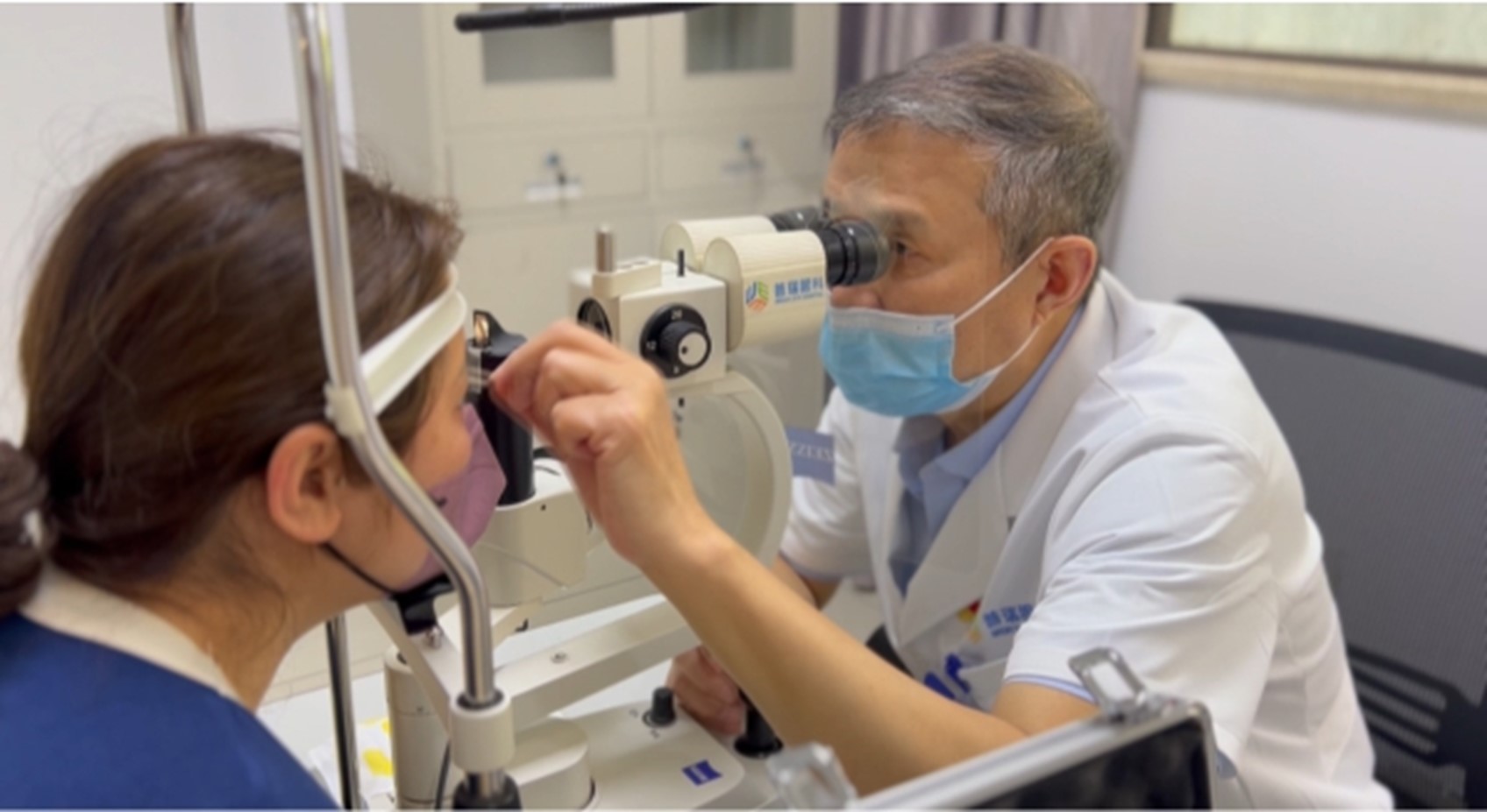 謝漢平為患者檢查眼部情況。重慶普瑞眼科醫(yī)院供圖