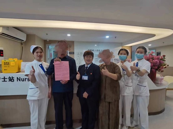 侯先生送感謝信。重慶愛爾眼科醫(yī)院總院供圖