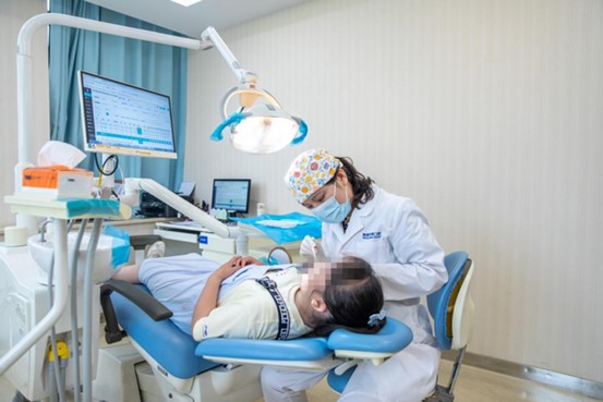 矯正現(xiàn)場。泰康拜博口腔供圖