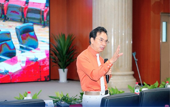 陳茂盛發(fā)言。重慶愛爾眼科醫(yī)院總院供圖