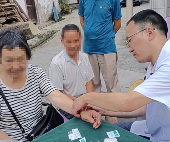 義診現(xiàn)場。重慶毛希剛診所供圖