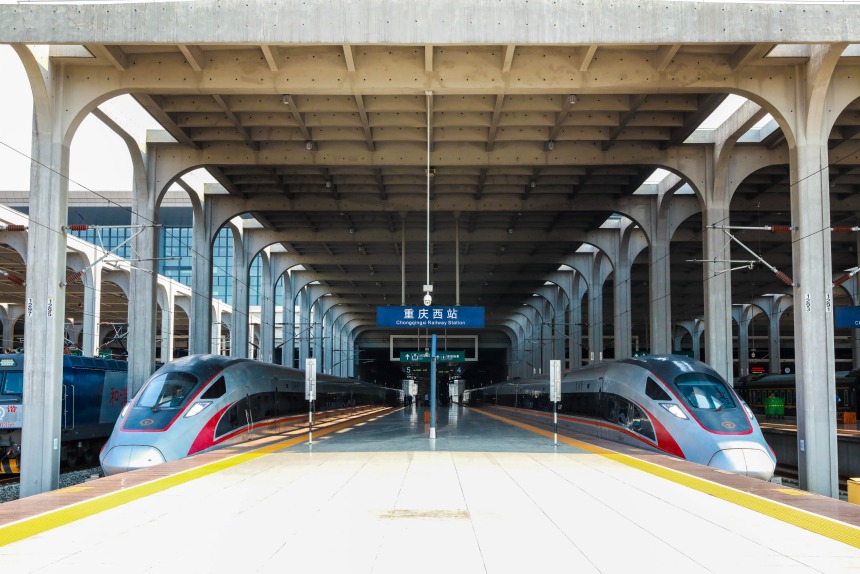 渝昆高鐵兩趟試運(yùn)行動(dòng)車組停靠在重慶西站站臺(tái)。李文航攝