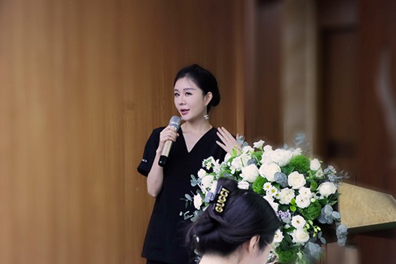 朱芯開(kāi)展課題講座。重慶軍美醫(yī)療美容醫(yī)院供圖