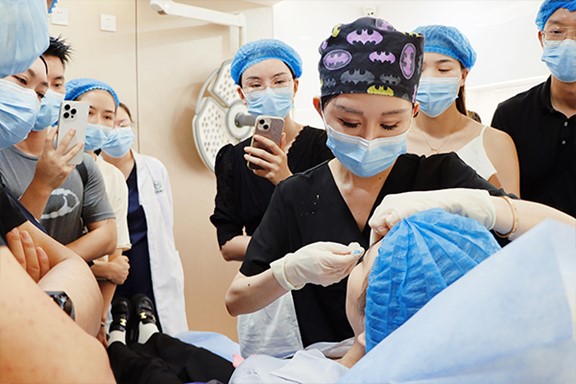 朱芯實(shí)操現(xiàn)場(chǎng)。重慶軍美醫(yī)療美容醫(yī)院供圖