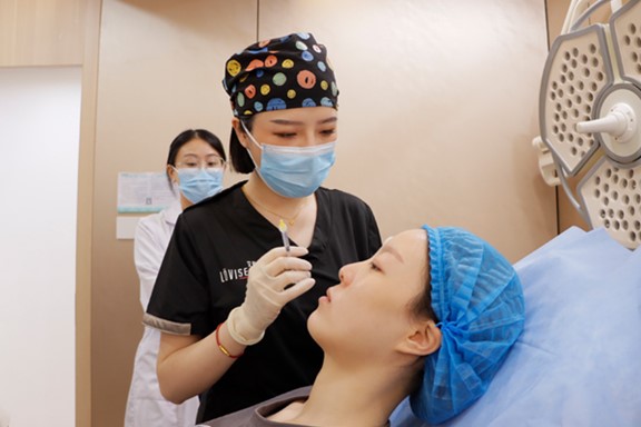 文琛實(shí)操現(xiàn)場(chǎng)。重慶軍美醫(yī)療美容醫(yī)院供圖