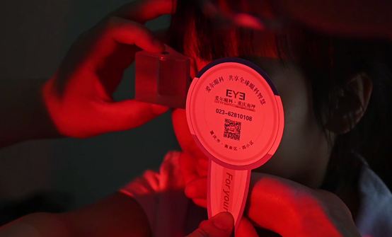 護(hù)士為小佳檢查視力情況。重慶南坪愛爾眼科醫(yī)院供圖