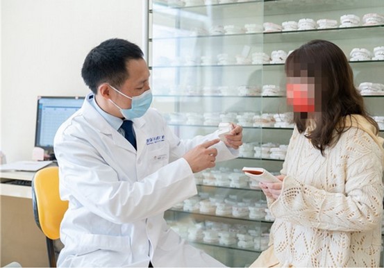 院長(zhǎng)為患者作介紹。泰康拜博口腔供圖