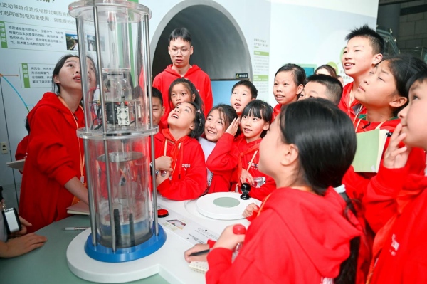 希望小學(xué)學(xué)生代表參加游學(xué)活動(dòng)。平安人壽重慶分公司供圖