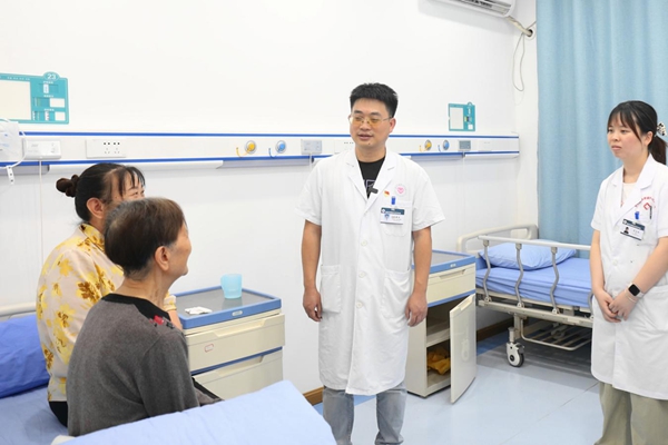 趙新民與患者交談。重慶市精神衛(wèi)生中心供圖