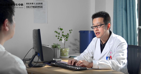 文晏正在問診中。重慶市精神衛(wèi)生中心供圖