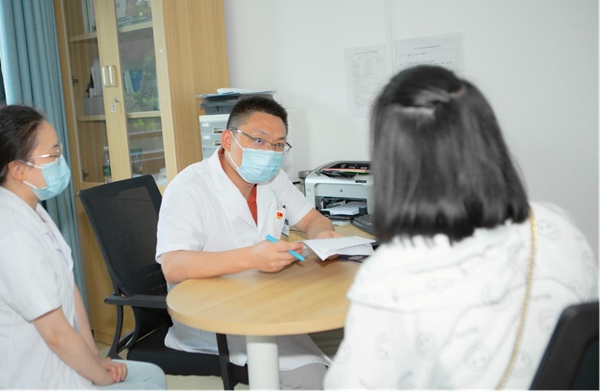 王敏建正在指導患者家長如何與孩子溝通。重慶市精神衛(wèi)生中心供圖