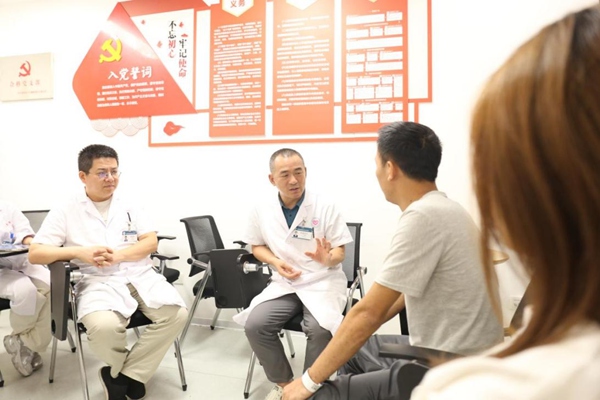 張代江指導年輕醫(yī)生與患者溝通。重慶市精神衛(wèi)生中心供圖