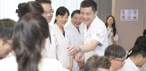 重慶華美醫(yī)師們收到節(jié)日祝福和禮物。重慶華美整形外科醫(yī)院供圖