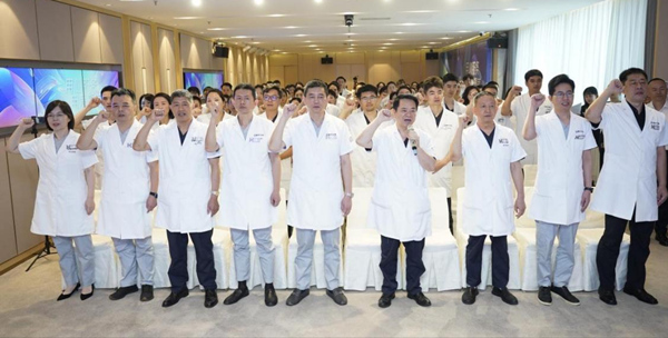 重慶華美全院醫(yī)師代表共同宣讀服務(wù)承諾。重慶華美整形外科醫(yī)院供圖