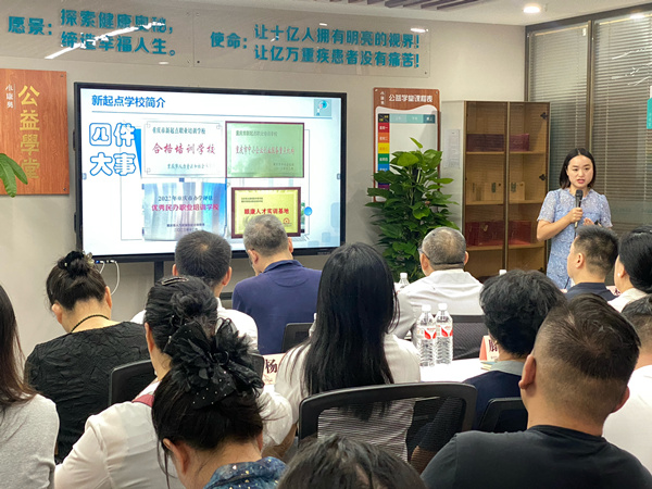 重慶市新起點(diǎn)職業(yè)培訓(xùn)學(xué)校校長(zhǎng)、“眼康人才實(shí)訓(xùn)基地”副主任龔小琴發(fā)言。重報(bào)大數(shù)據(jù)研究院供圖