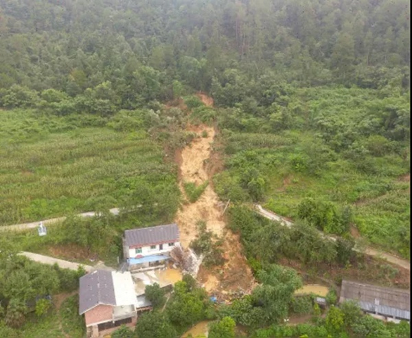 新房子滑坡全貌。重慶市規(guī)劃和自然資源局供圖