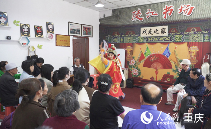 臺(tái)下觀眾聚精會(huì)神觀看演出。人民網(wǎng)記者 劉祎攝