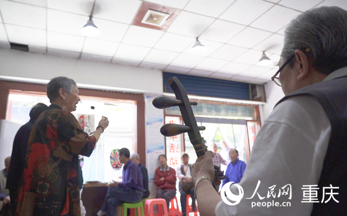 舞臺(tái)下方，琴師忘情地演奏配樂。