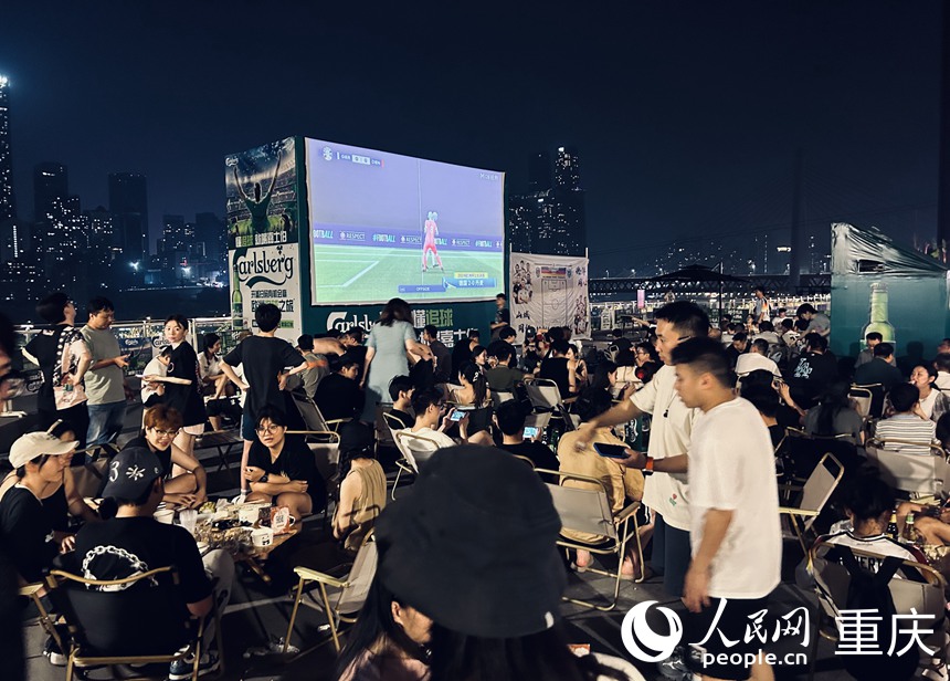 漫·煙火戶外餐吧座無虛席。人民網記者 劉祎攝
