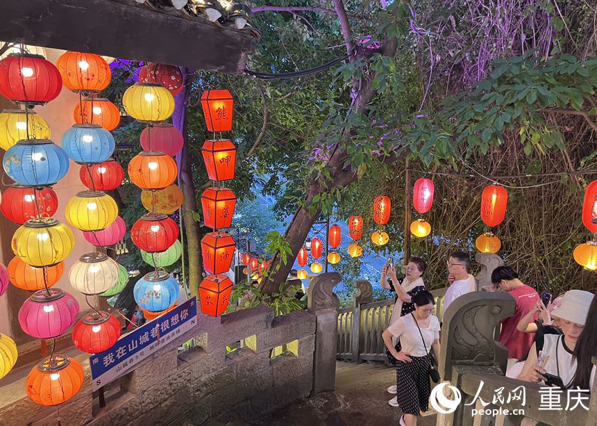 游客夜游山城巷。人民網記者 胡虹攝