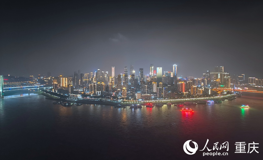 在“城上天幕·樂游觀光塔”看重慶夜景。人民網記者 胡虹攝
