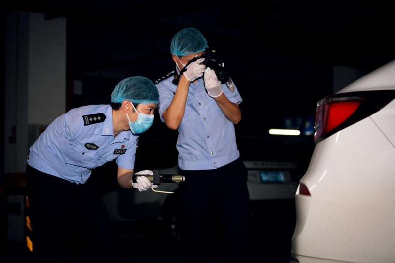 陳冰（左）帶隊開展現(xiàn)場勘查。兩江新區(qū)公安分局供圖