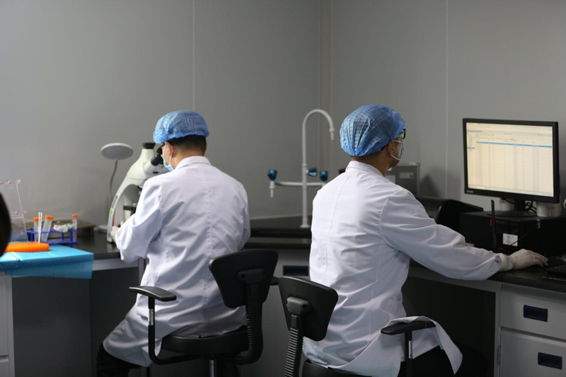 技術室民警正在進行采樣鑒定。兩江新區(qū)公安分局供圖