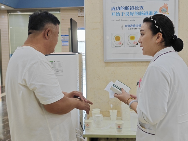 患者拿藥。重慶東大肛腸醫(yī)院供圖