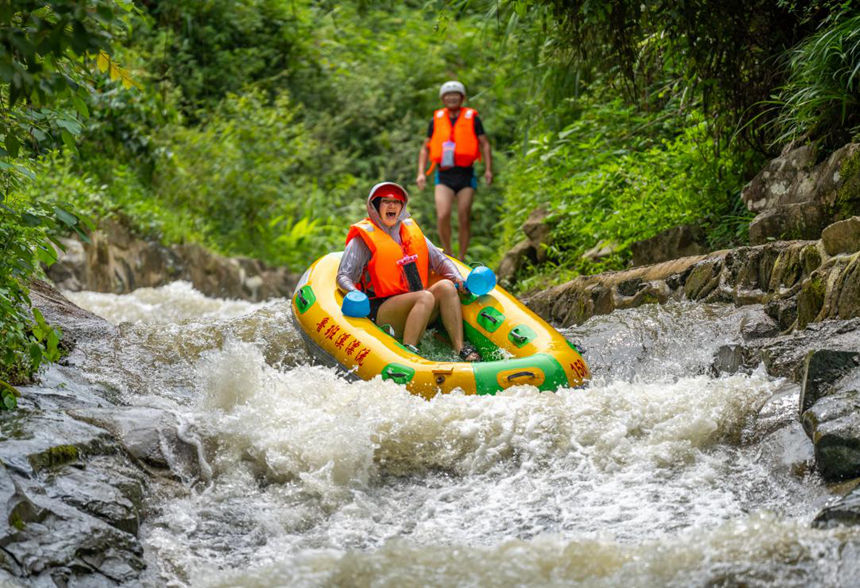 游客暢享受漂流樂趣。黃亞輝攝