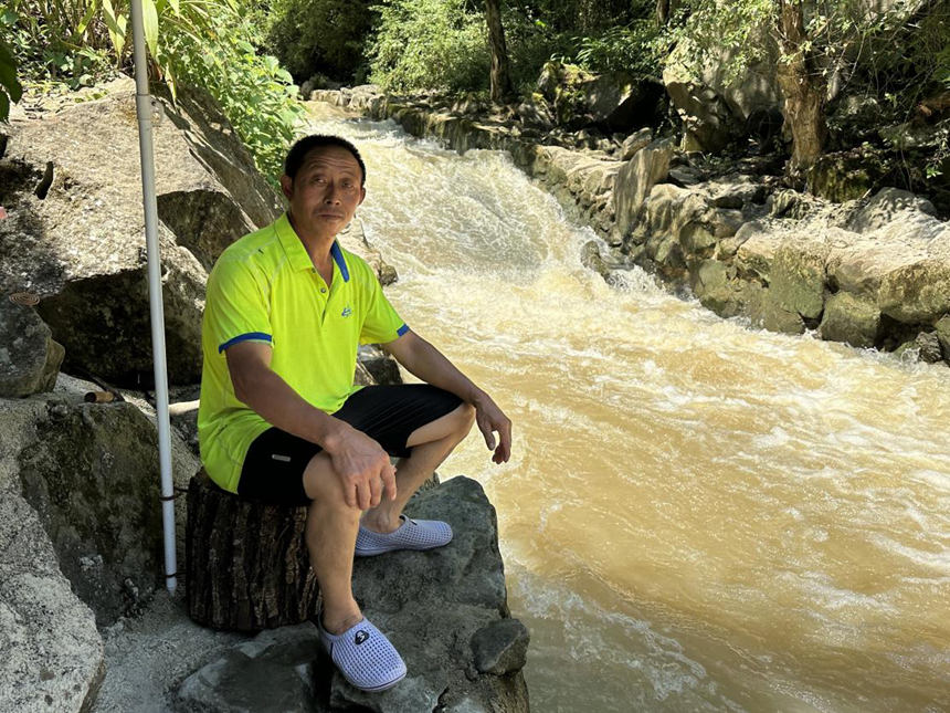 向立財守在溪流邊負(fù)責(zé)船只轉(zhuǎn)運(yùn)。黃亞輝攝
