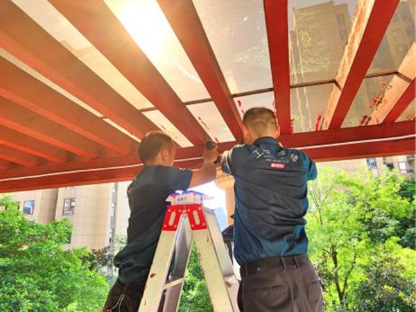 中海物業(yè)人正在修理設(shè)施。中海物業(yè)供圖