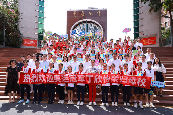 丁欣怡與師生合影。曾英豪攝