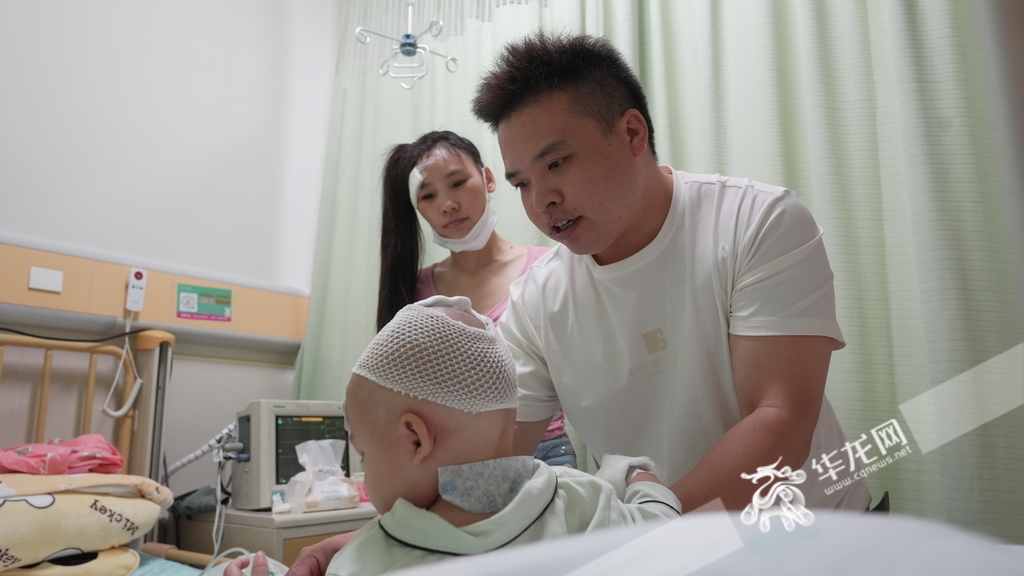 蔡忠一家人。華龍網(wǎng)記者 劉釗 攝