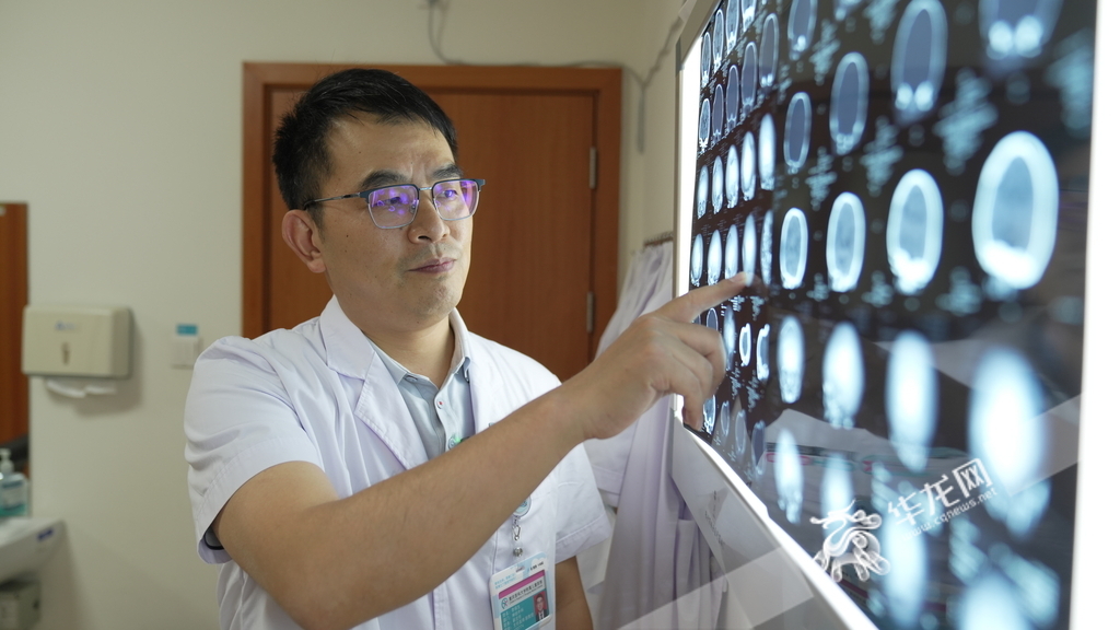 李祿生正在講解患兒情況。華龍網(wǎng)記者 劉釗 攝