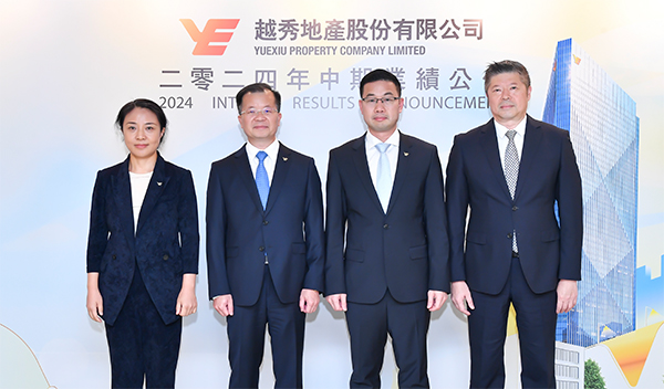董事長及執(zhí)行董事林昭遠(yuǎn)（左二）、聯(lián)席總經(jīng)理及執(zhí)行董事朱輝松（右二）、 財(cái)務(wù)總監(jiān)及執(zhí)行董事陳靜（左一）、總經(jīng)理助理姜永進(jìn)（右一）。越秀地產(chǎn)供圖