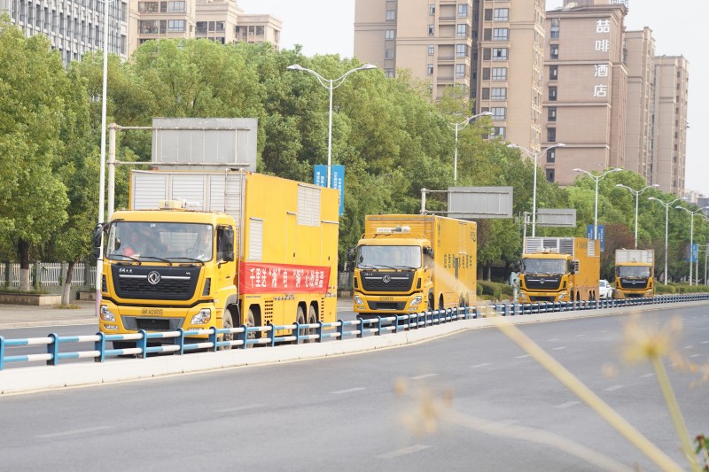 國(guó)網(wǎng)湖南電力7臺(tái)移動(dòng)電源車抵達(dá)重慶銅梁。顏玲莉攝