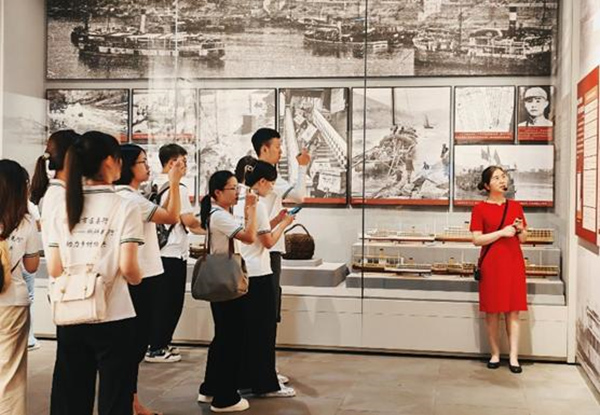 解說員引領(lǐng)師生參觀盧作孚紀(jì)念館。重慶對(duì)外經(jīng)貿(mào)學(xué)院供圖