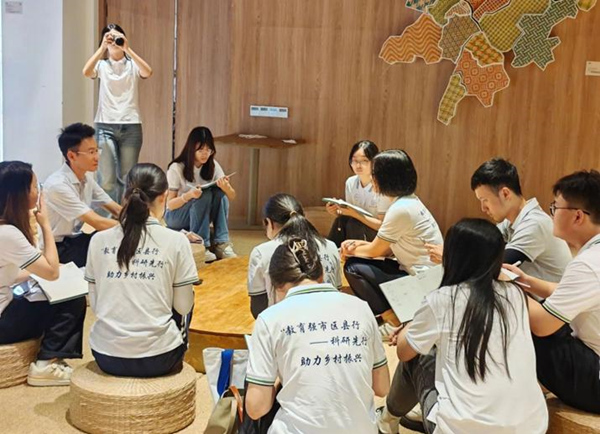 東升村黨總支書記、村主任江洪流與小分隊(duì)交流。重慶對(duì)外經(jīng)貿(mào)學(xué)院供圖