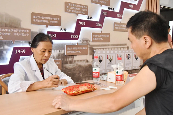 重慶市名中醫(yī)、重慶中醫(yī)藥學(xué)院教授洪蕾為學(xué)生家長(zhǎng)看診。重慶中醫(yī)藥學(xué)院供圖