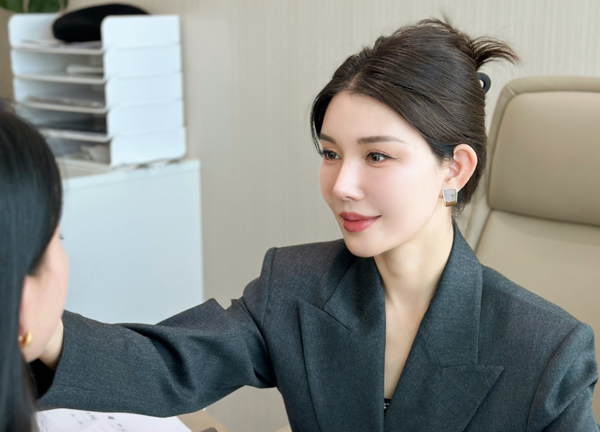 賀睿琳美者面診。重慶諾美欣悅(媛頌)醫(yī)療美容供圖