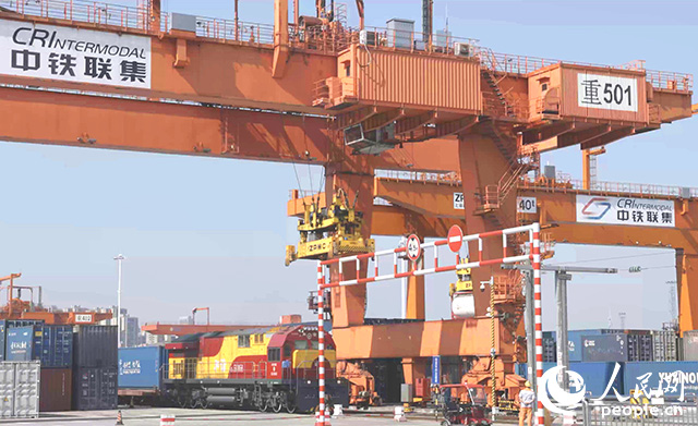 位于重慶國(guó)際物流樞紐園區(qū)的重慶鐵路集裝箱中心站。 人民網(wǎng)記者 劉祎攝