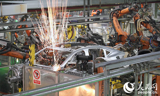 長(zhǎng)安汽車兩江工廠，機(jī)械臂正在工作。人民網(wǎng)記者 劉祎攝