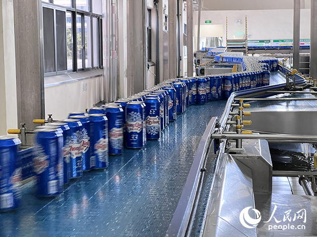 重慶啤酒包裝車間易拉罐生產(chǎn)線。人民網(wǎng)記者 胡虹攝