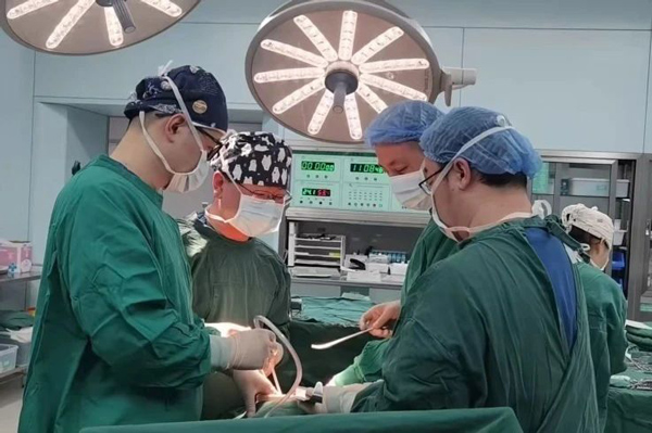 醫(yī)生手術(shù)中。重慶松山醫(yī)院供圖