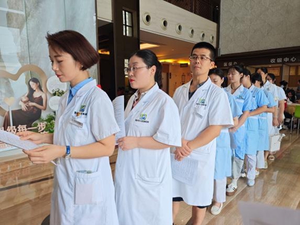 獻(xiàn)血活動(dòng)現(xiàn)場。重慶東大肛腸醫(yī)院供圖