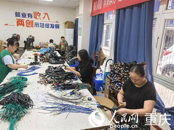 社區(qū)居民在“巧手夢工坊”工作。人民網(wǎng)記者 馮文彥攝