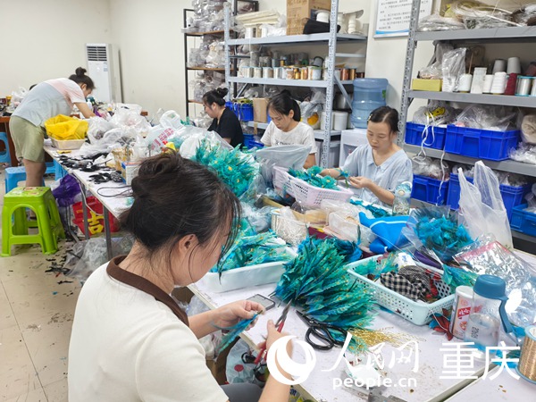 社區(qū)居民在“巧手夢工坊”工作。人民網(wǎng)記者 馮文彥攝