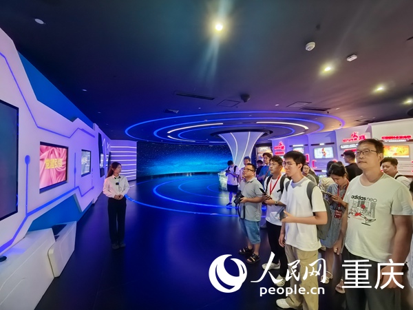 采訪團(tuán)走進(jìn)國(guó)網(wǎng)重慶市南供電公司。人民網(wǎng)記者 馮文彥攝